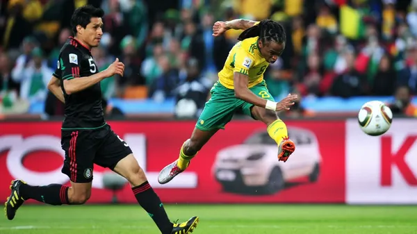 Tshabalala abrió el marcador en favor de Sudáfrica el 11 de junio de 2010, en el empate 1-1 con México por el partido inaugural de aquella Copa del Mundo. (