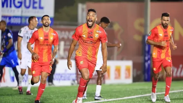 Marcel Hernández celebra tras marcarle un doblete a Puntarenas. (