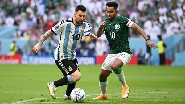 Salem Al-Dawsari persigue a Lionel Messi, en la histórica victoria de Arabia Saudita por 2-1 ante Argentina en Qatar 2022. Los asiáticos son uno de los posibles rivales de Nicaragua en la Fecha FIFA de marzo (