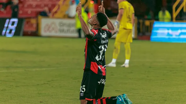Rashir Parkins celebra el gol con el que Alajuelense volvió al triunfo. (