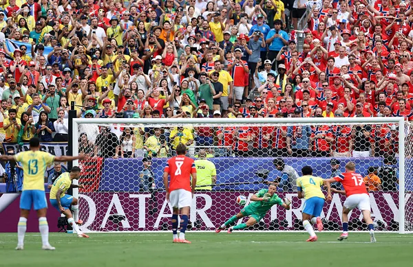 Nyland contuvo el penal de Bruno Guimaraes y evitó la caída de su arco (Getty Images).