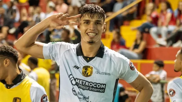 Fernando Lesme es el apuntado por Herediano. (
