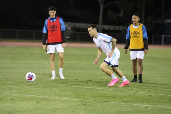 Aaron Herrera ya entrenó con sus compañeros de la selección de Guatemala.