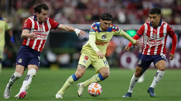 Diego Valdés es marcado por Alan Mozo y Fernando Beltrán en el último Clásico de Clásicos. (