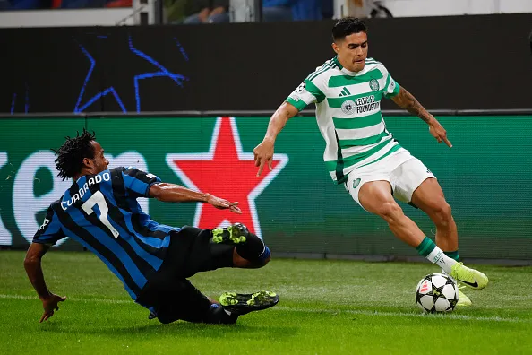 Luis Palma es el fichaje bomba en Polonia por su experiencia en Champions League; en la foto es marcado por Juan Guillermo Cuadrado. (