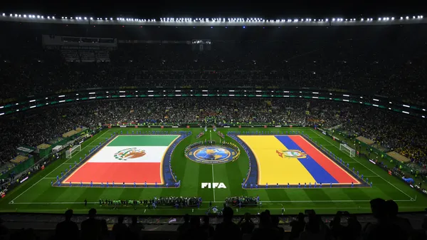 El imponente Estadio Azteca, previo al arranque del partido en el que México venció 2-0 a Ecuador. (