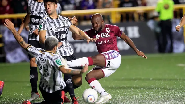 La defensa josefina bloquea el remate de Javon East en el último Saprissa - Sporting. (