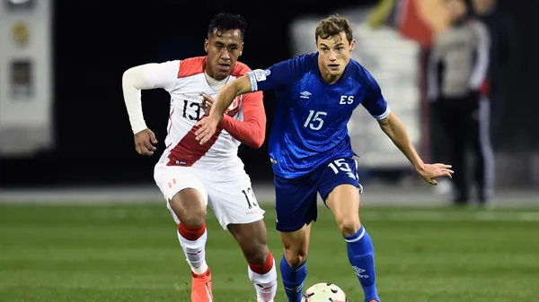 Tomas Granitto con El Salvador durante un amistoso frente a Perú (