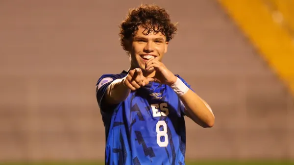 Rafael Inojosa, capitán de El Salvador Sub-17, celebrando el doblete que le hizo a Islas Caimán. (