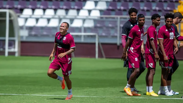 Kliver Gómez tiene un pie fuera de Saprissa. (