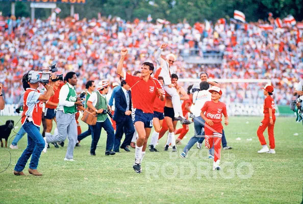 Pastor festeja su oportunidad de gol a El Salvador, 1 a 0 en 1989, que visó el pasaporte tricolor a Italia 90.
