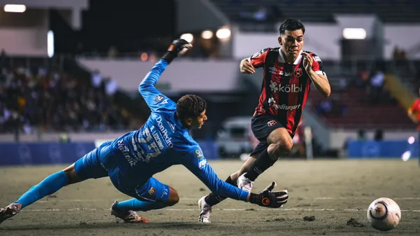El primer gol de Menjívar llegó en los "90 Minutos por la Vida", con un penal shootout. (