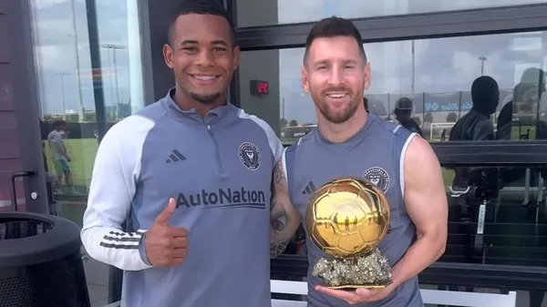 El costarricense posando junto a Lionel Messi y el octavo Balón de Oro que ganó el año pasado. (
