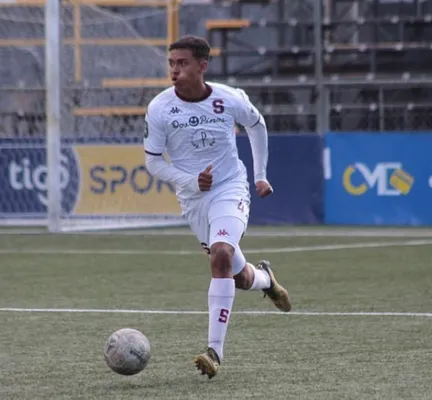 Kenan Myirie espera su oportunidad (Saprissa).