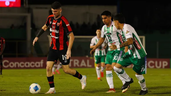 Alberto Toril cuida la esférica de la marca de Ángel Díaz y Brandon de León. (