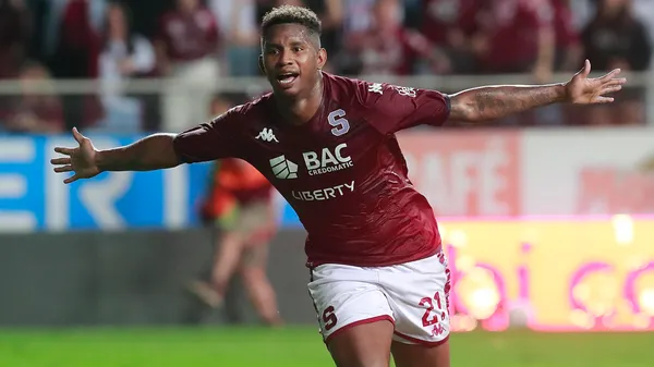 Fidel Escobar, MVP del último Saprissa-Cartaginés, festejando su segundo gol con la camisa del Monstruo. (