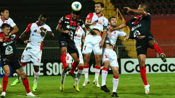 Bryan Ruiz, en los cuartos de final de 2020, imponiéndose en el duelo aéreo para convertir el primer gol de Alajuelense a centro de Alex López. (