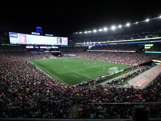 El estadio de Boston y una pantalla gigante. (Getty Images)