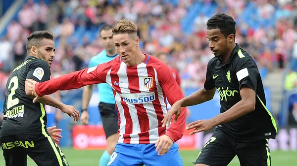 Akram Afif, con la camiseta de Sporting Gijón, marcando a Fernando Torres. (
