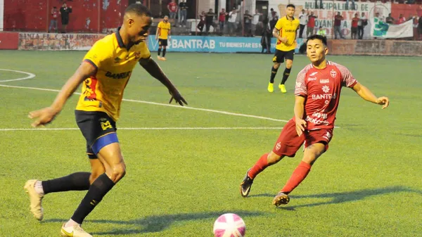 José Ochoa presiona a Edgardo Fariña cuando está por jugar la bola. (
