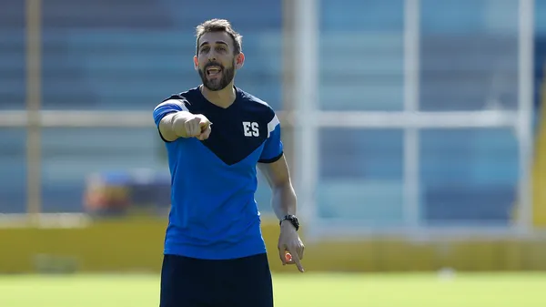 David Dóniga sumó 7 victorias, 3 empates y 4 derrotas en El Salvador. Tras su partida, tuvo un acercamiento inocuo con Málaga. (
