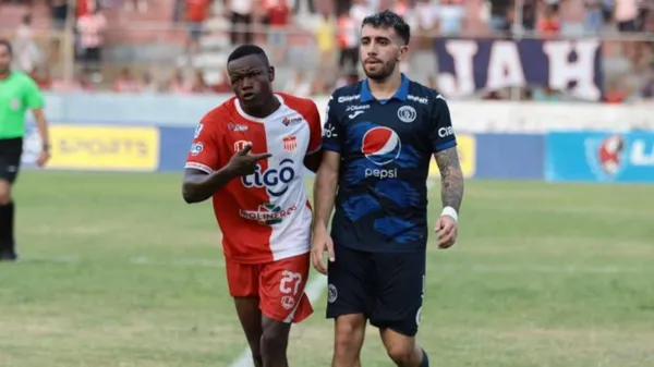 Agustín Auzmendi fue expulsado por doble amarilla contra Vida. (