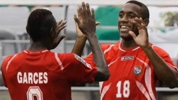 Luis Tejada junto a José Luis Garcés en la selección nacional (TV Max)