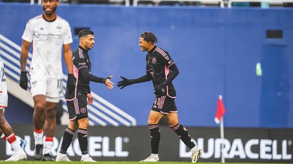 Ruiz, interactuando con Luis Suárez en la caída ante Dallas. (