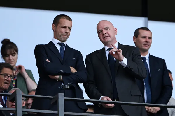 Aleksander Ceferin, presidente de la UEFA, junto a Gianni Infantino, mandamás de la FIFA. (Getty Images)