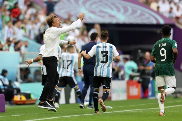 Hervé Renard en el duelo entre Arabia y Argentina.