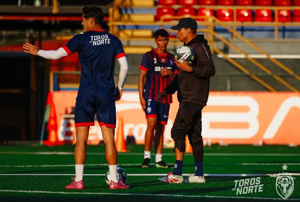 Mientras tanto, el cuerpo técnico de "Paté" Centeno y sus futbolistas siguen entrenando. (