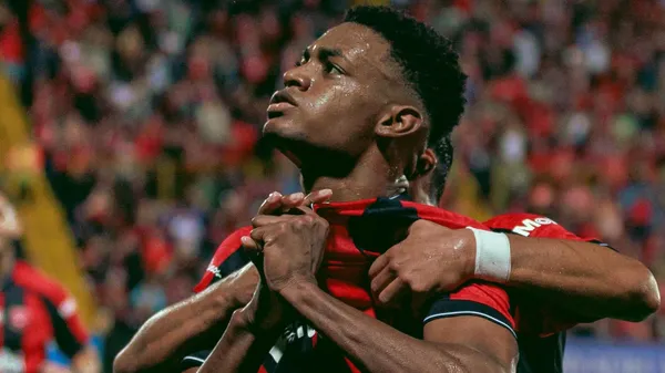 Las lágrimas reflejan el sacrifico de Rashir Parkins para ganarse un lugar en Alajuelense. (