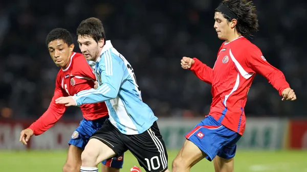 Luis Valle y José Salvatierra marcan de cerca a Lionel Messi. (