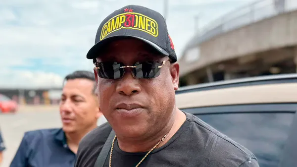 La gorra que se puso Hernán Medford al llegar.