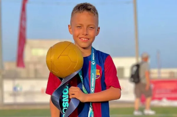 El nacido en Talanga, Alessandro Mejía, sigue coleccionando trofeos con el FC Barcelona.