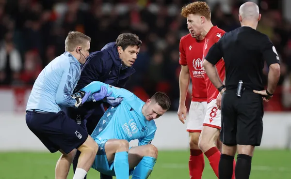 Dean Henderson siendo atendido por los médicos del Forest luego de lesionarse ante Leicester (