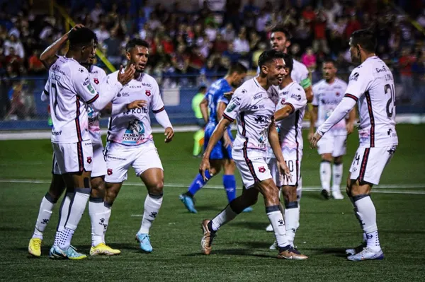 El defensor Carlos Martínez se estrenó en las redes con Alajuelense (LDA)