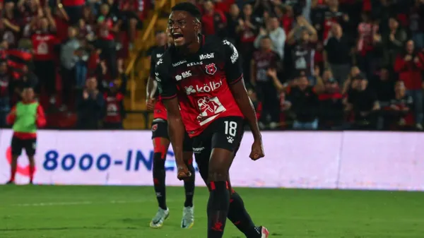 Rashir Parkins está siendo probado por Alexandre Guimaraes. (
