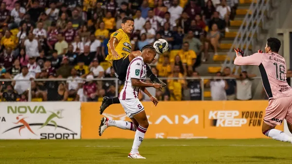 Ryan Bolaños y Daniel Colindres, quien recientemente llegó a 100 goles en la Primera División, en plena disputa de la bola. (