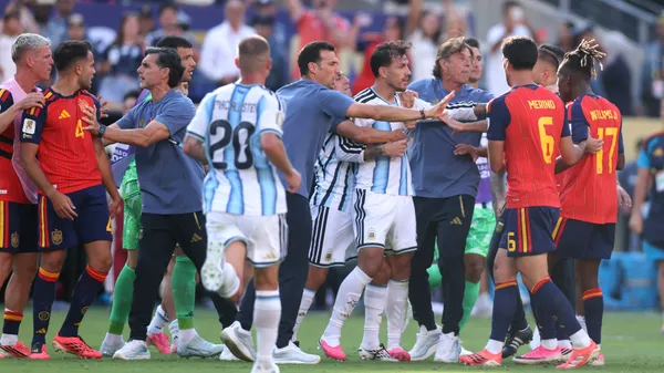 Argentina terminó la final con una pelea que le costará cara.