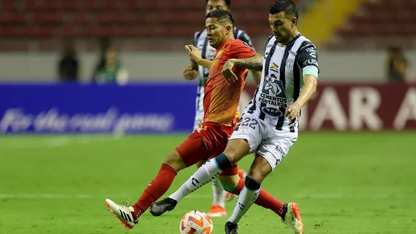 Gerson Torres intenta quitarle sin éxito la bola a Gustavo Cabral. (