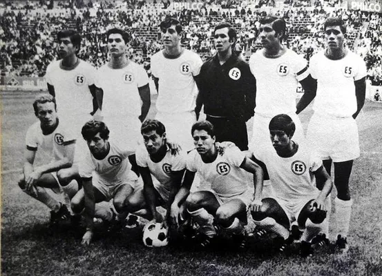 El Salvador en su debut contra Bélgica en México 1970. Fue la primera selección centroamericana en una Copa del Mundo (