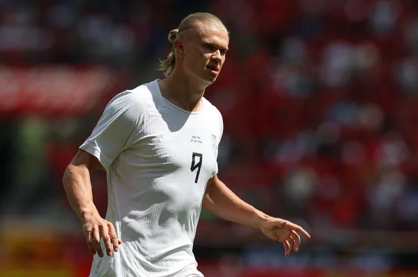 Erling Haaland se lleva los flashes en este partido.
