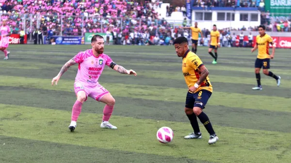 Jean Márquez y Pedro Altán en acción durante la final de ida, albergada por el Estadio Santo Domingo de Guzmán. (