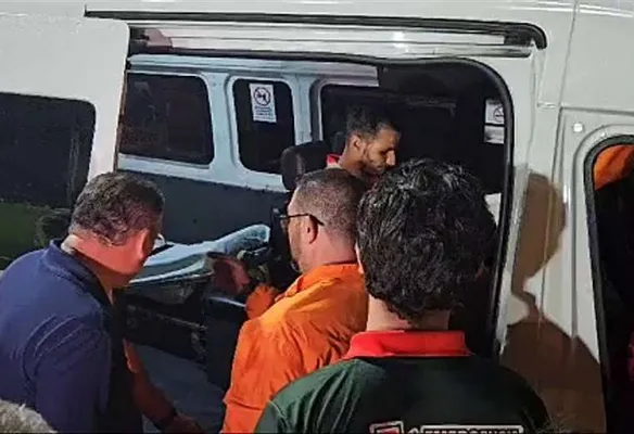 El delantero se fue del estadio en ambulancia (Twitter).