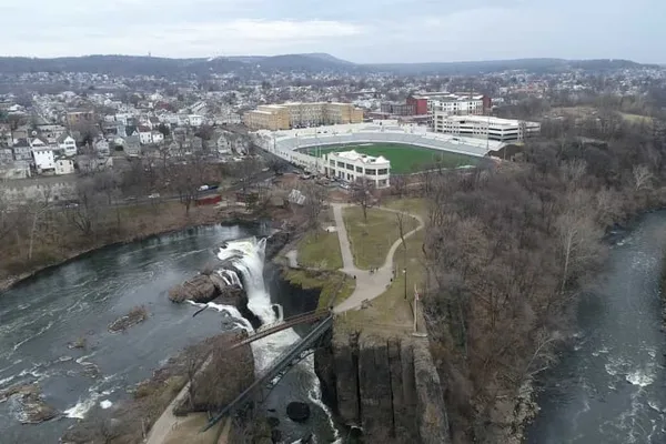El Hinchliffe Stadium con las Grandes Cataratas del Río Passaic muy cerca (