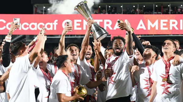 Liga Deportiva Alajuelense celebra el título tras imponerse 3-0 en la ida e igualar 1-1 con Real Estelí en la final. (