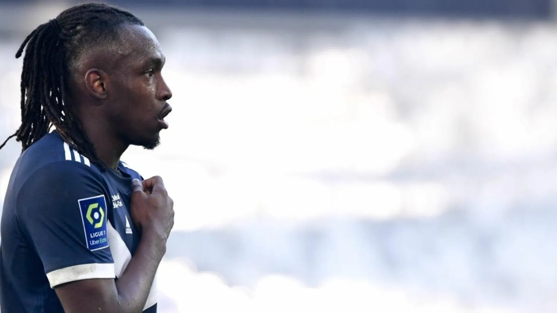 Alberth Elis está por encima de uno de los tridentes más poderosos del PSG de Keylor Navas