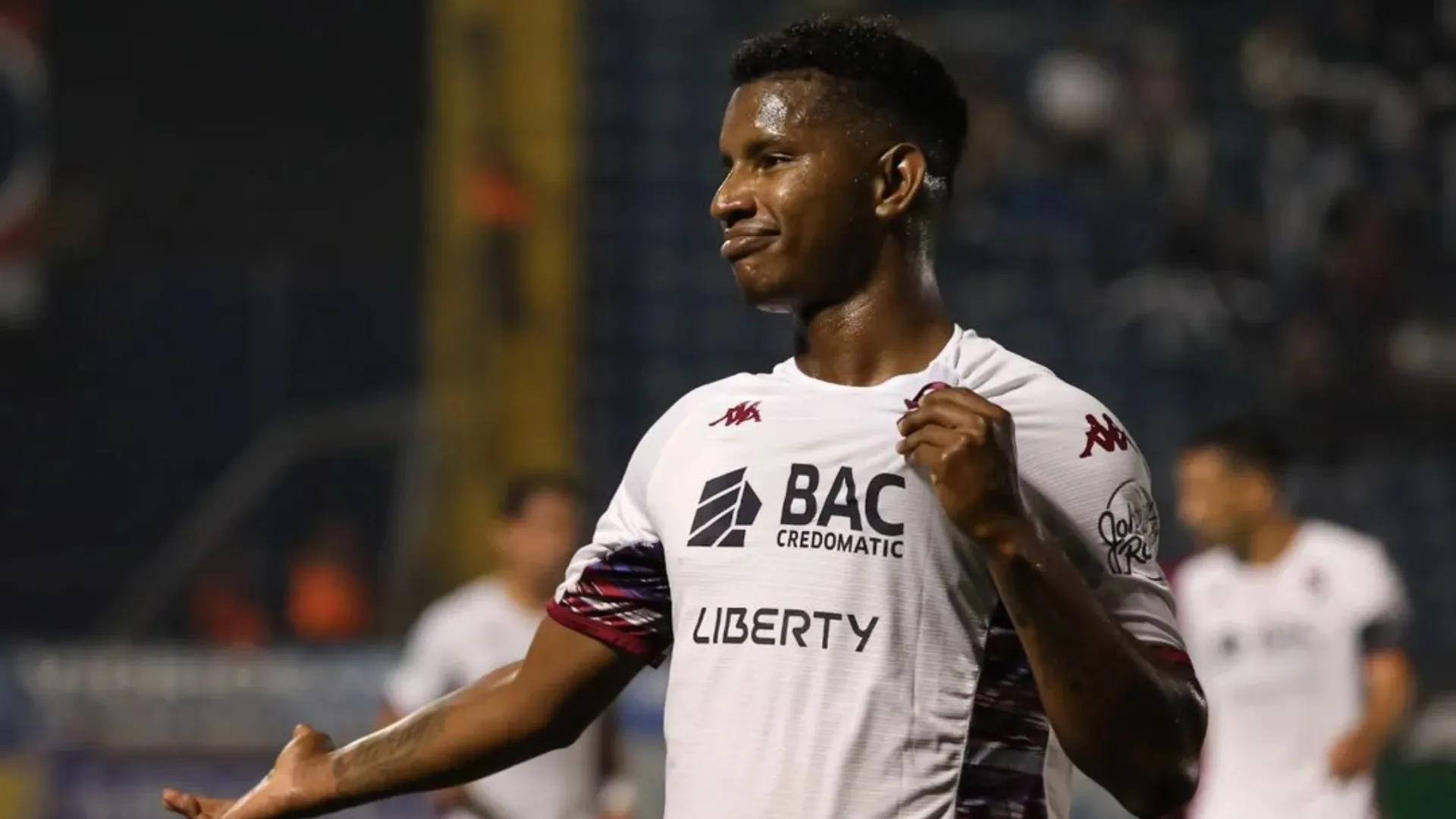 Fidel Escobar se ve involucrado en la polémica tras ser campeón con Deportivo Saprissa