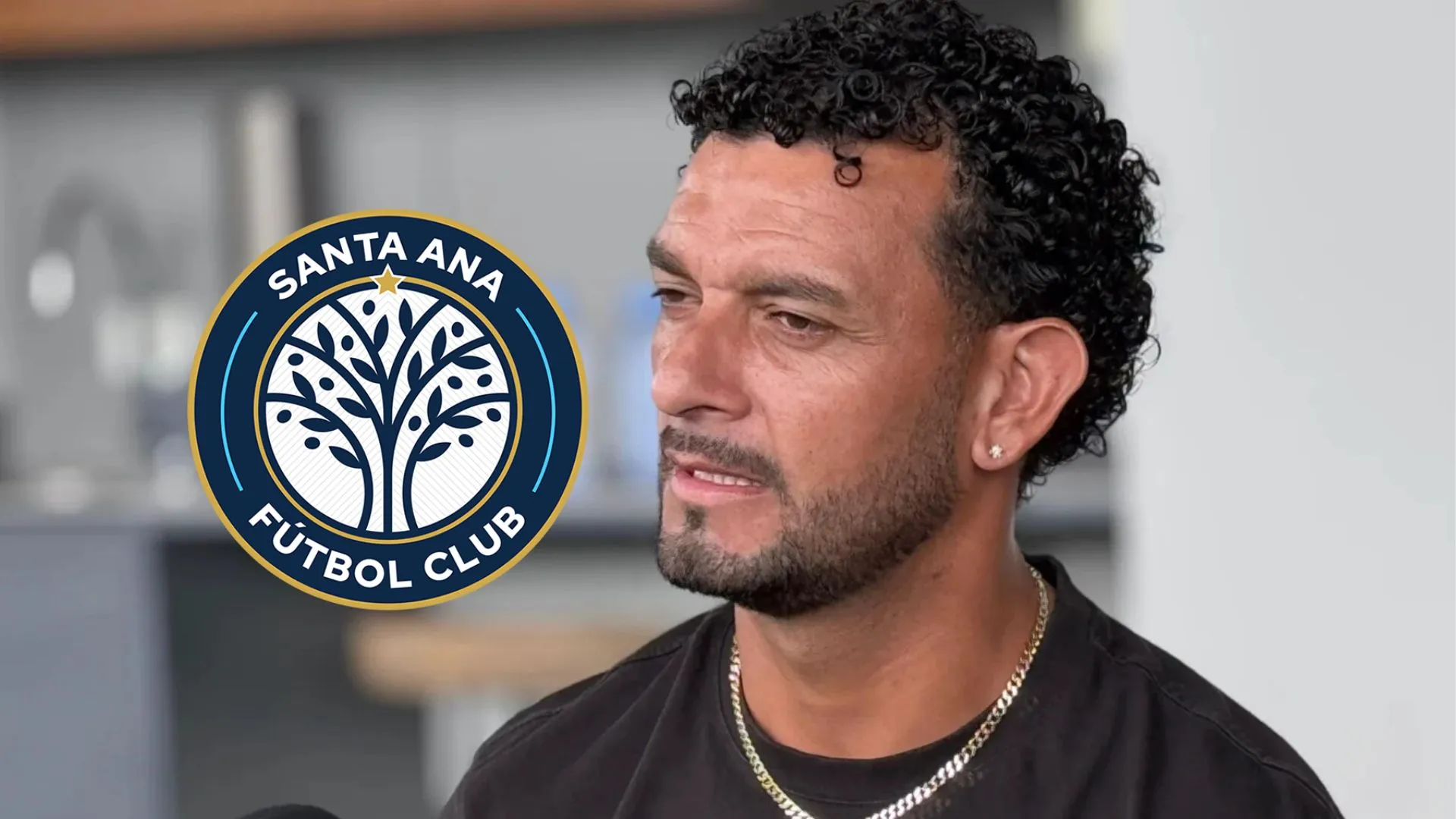 Michael Barrantes y el escudo de Santa Ana FC.